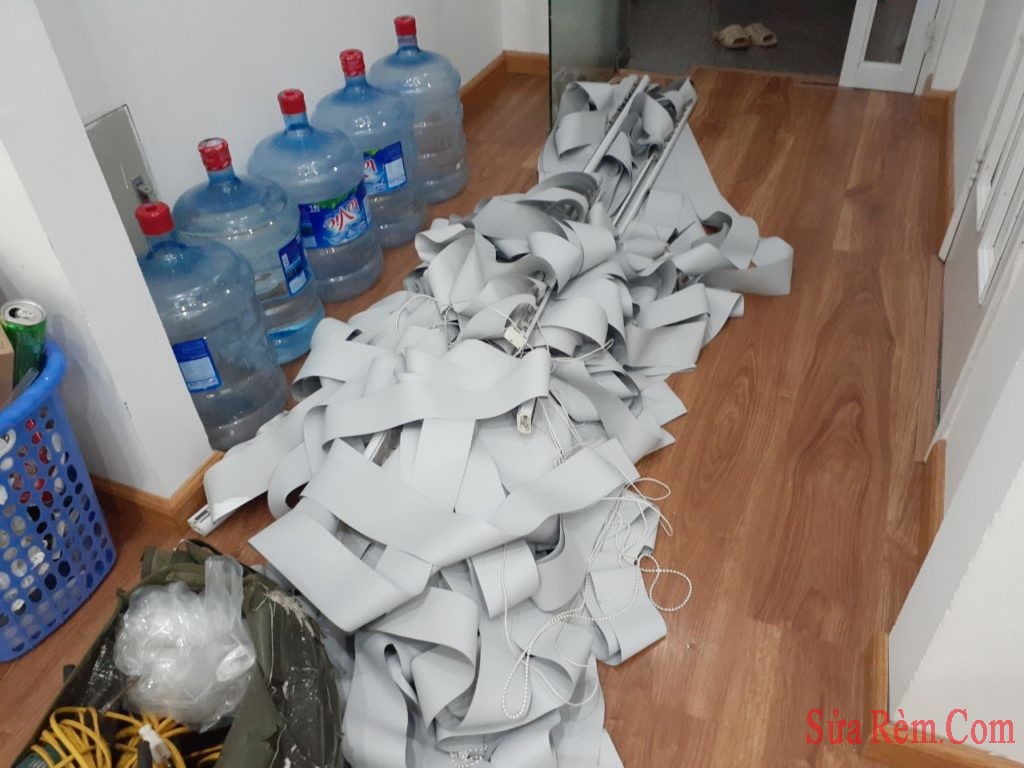 rèm lá văn phòng cần chuyển từ vị trí này đến vị trí khác có điều chỉnh độ rộng, cao của rèm, giá hợp lý