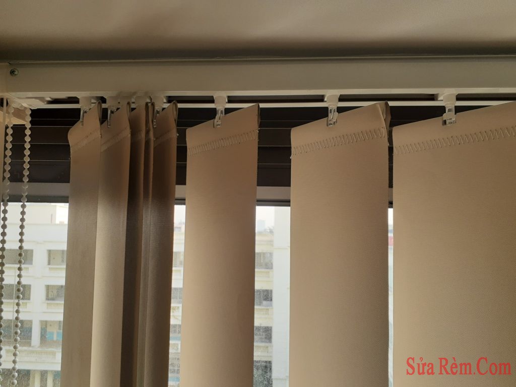 rèm lá văn phòng rơi rụng lá, gọi thợ sửa rèm văn phòng giá hợp lý